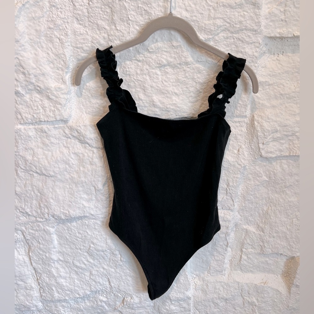 Aritzia Ruffle Strap Thong Bodysuit. In Great Condition. Size Small.